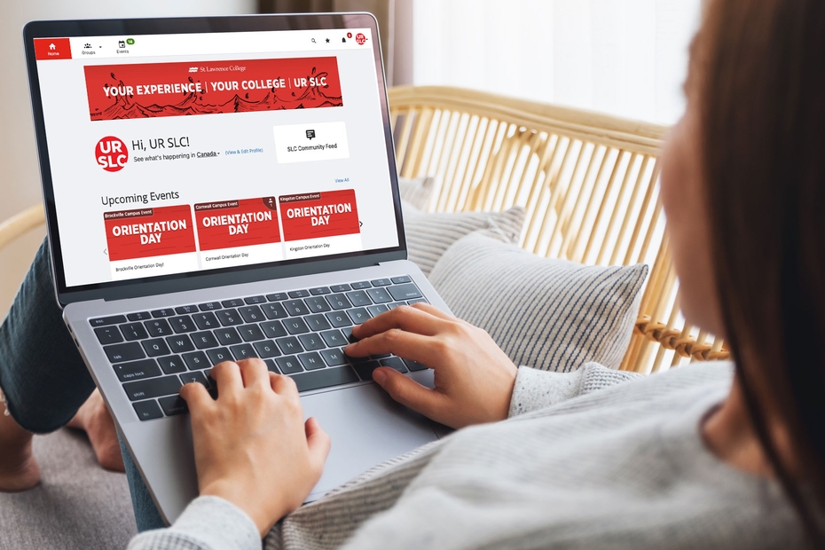 A student uses the UR SLC platform on a laptop